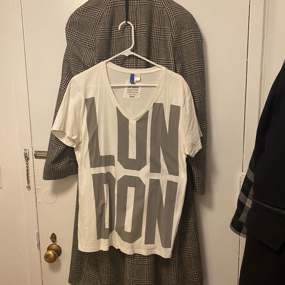 Divided White and Gray Graphic Tee
London screen
Size L